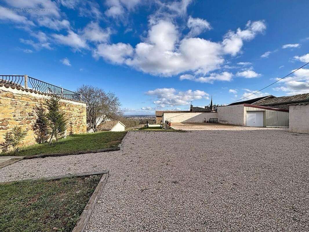 Maison 311 m² à Saint-Amour-Bellevue  - photo 2
