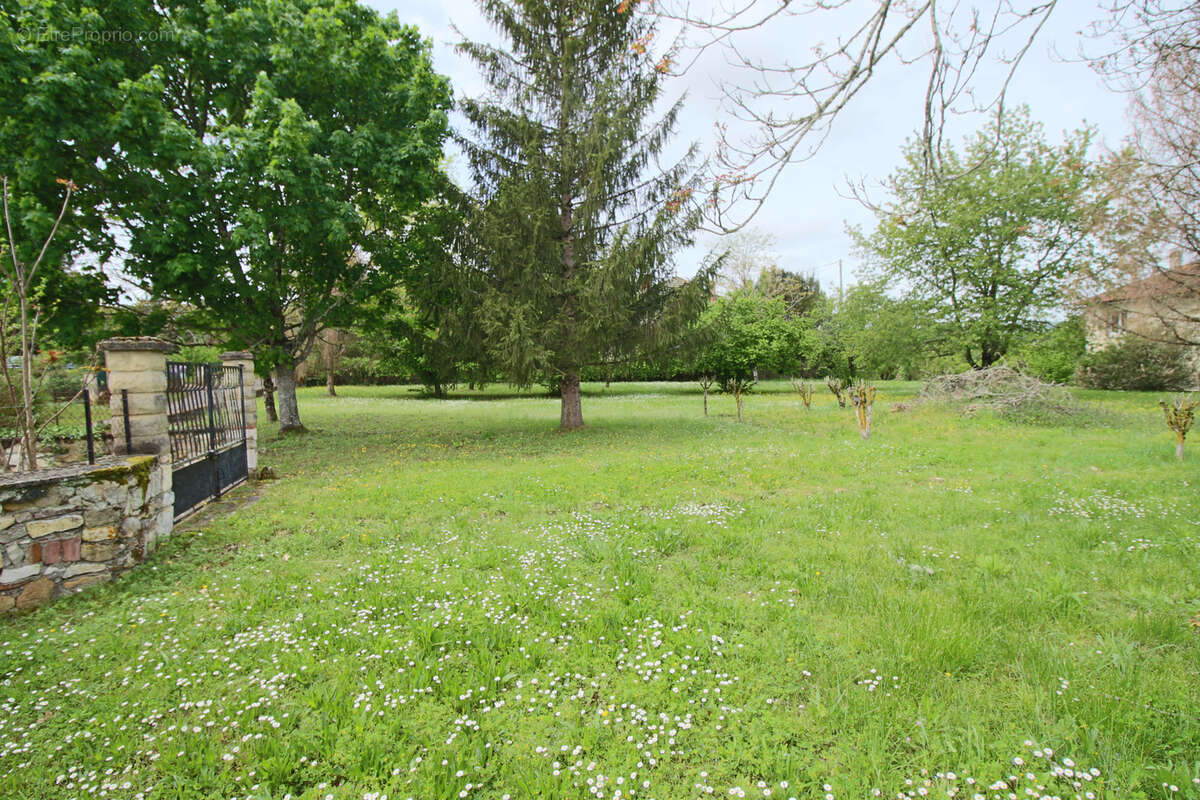 Terrain à PUY-L'EVEQUE