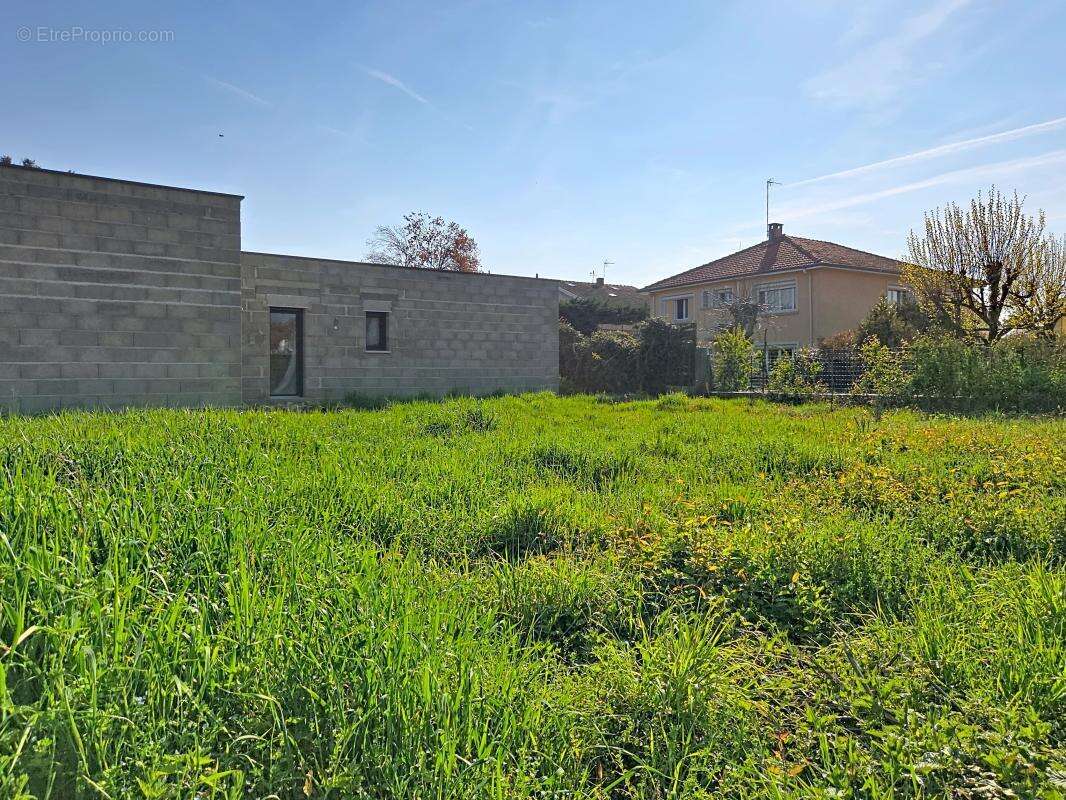 Terrain à DECINES-CHARPIEU