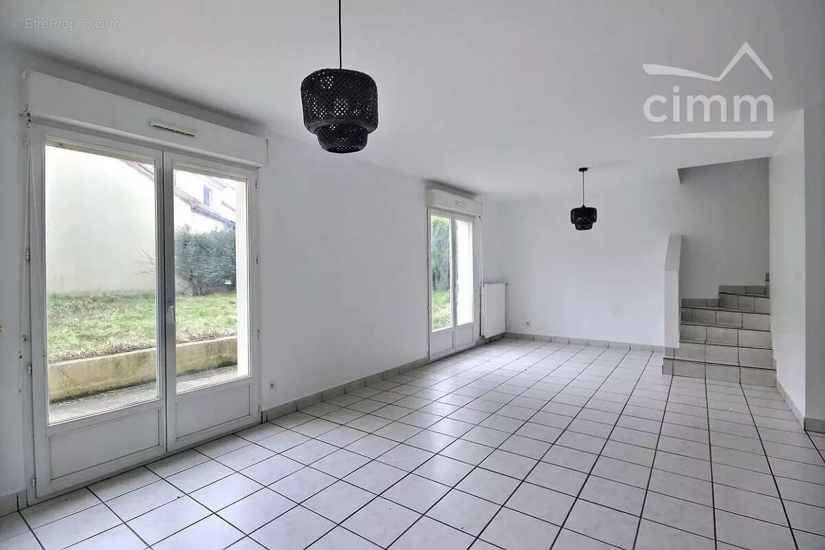 Maison à SAINT-THIBAULT-DES-VIGNES