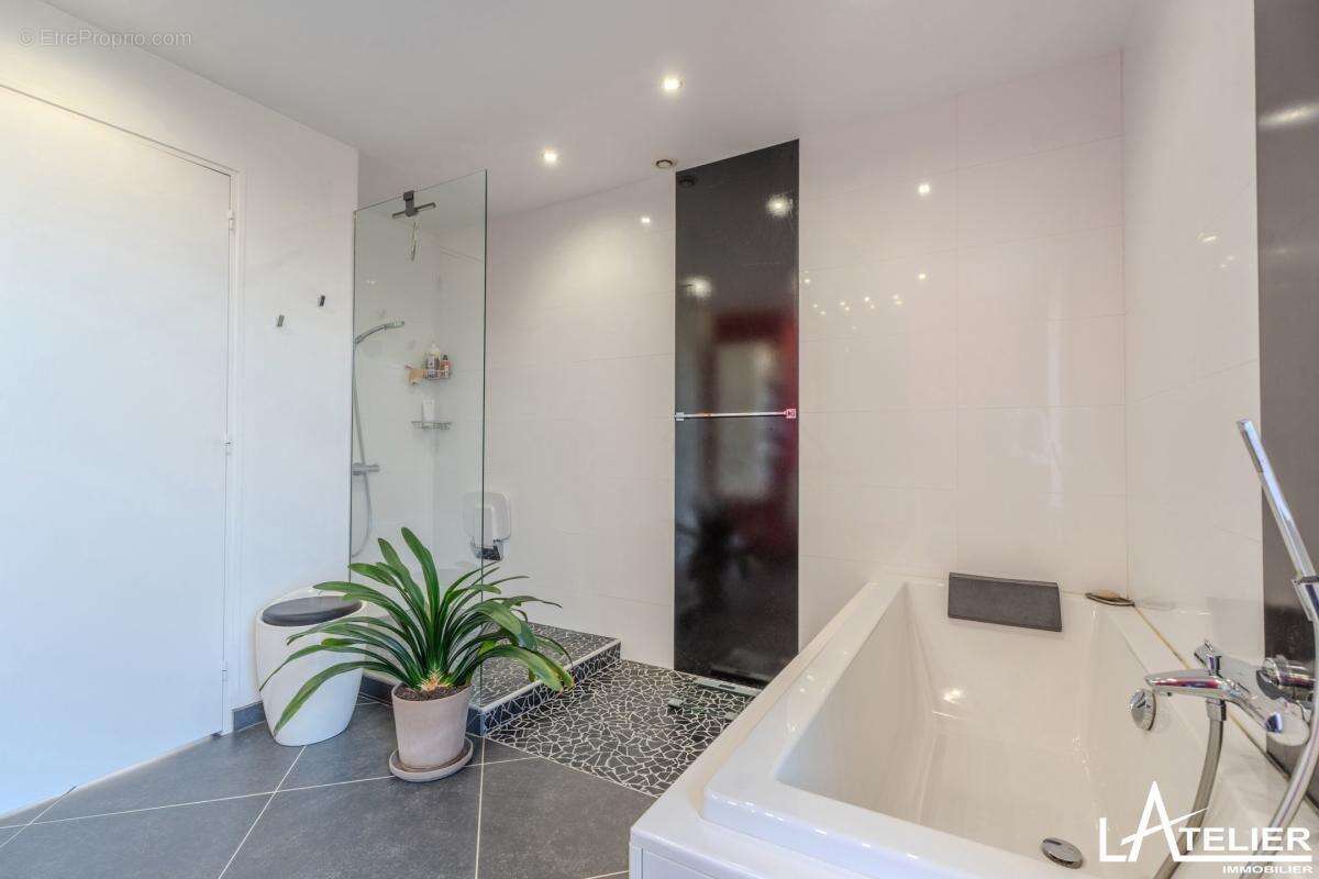 Maison à SAINT-ETIENNE-DE-MONTLUC