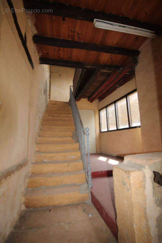 OINGT Maison en pierres de 166 m² + jardin attenant et vue - photo 8