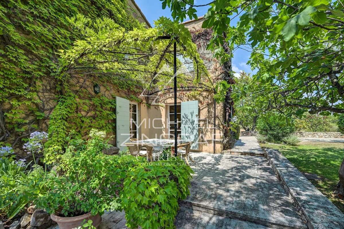 À 30 minutes d'Aix-en-Provence – Authentique bastide du XIXᵉ siècle au cœur d'un domaine de plus de 5 hectares - photo 3