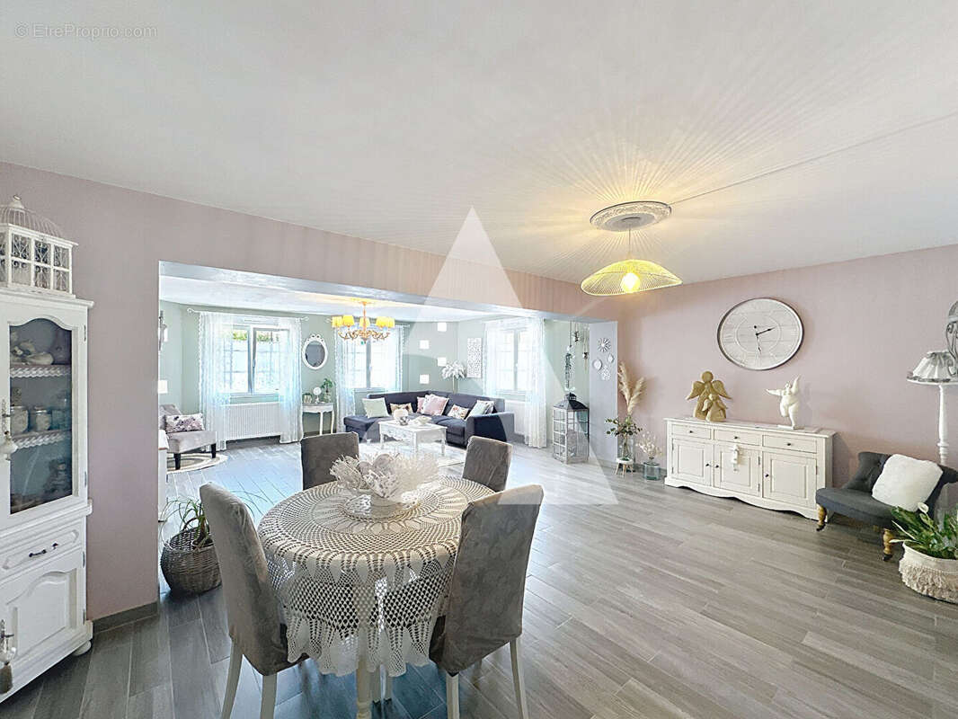 Maison à QUIEVRECHAIN