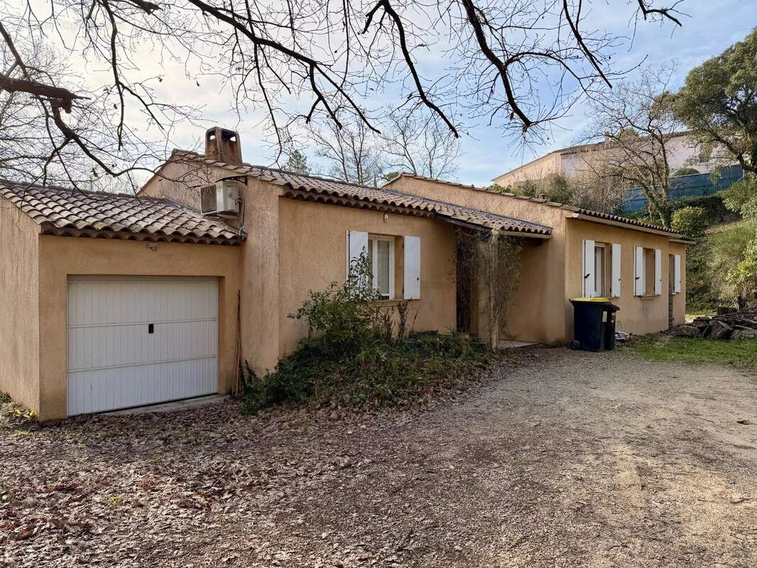 Maison à BAGNOLS-EN-FORET