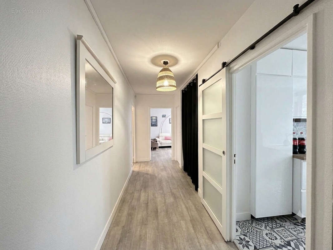 Appartement De 78,40m2 Rénové Avec Jardin, Proche Lycée International Et Collège Des Hauts Grillets - photo 2