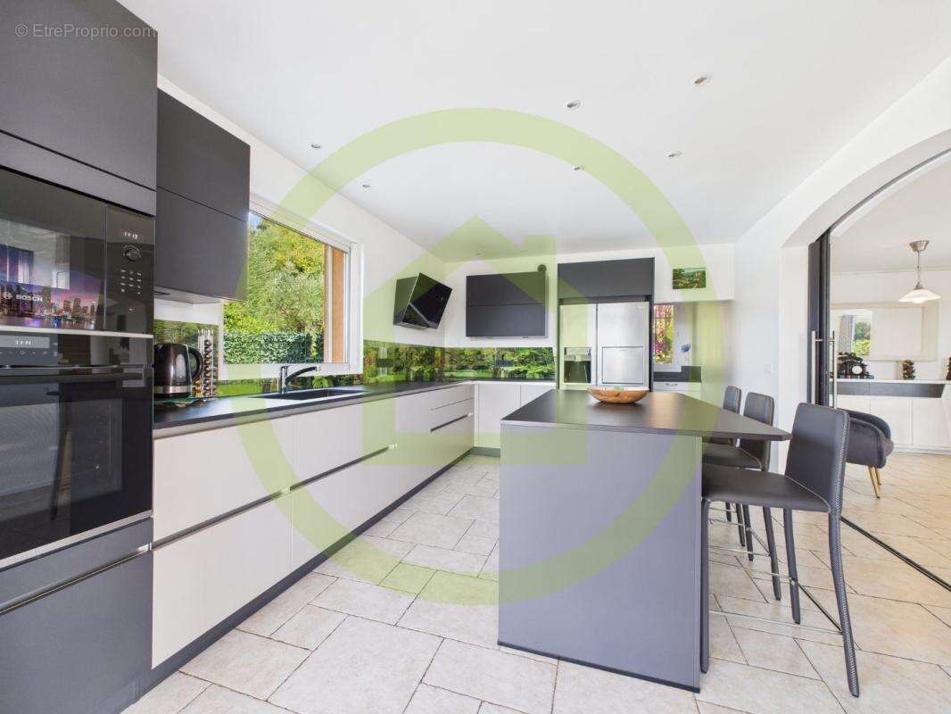 Maison à CHATEAUNEUF-GRASSE