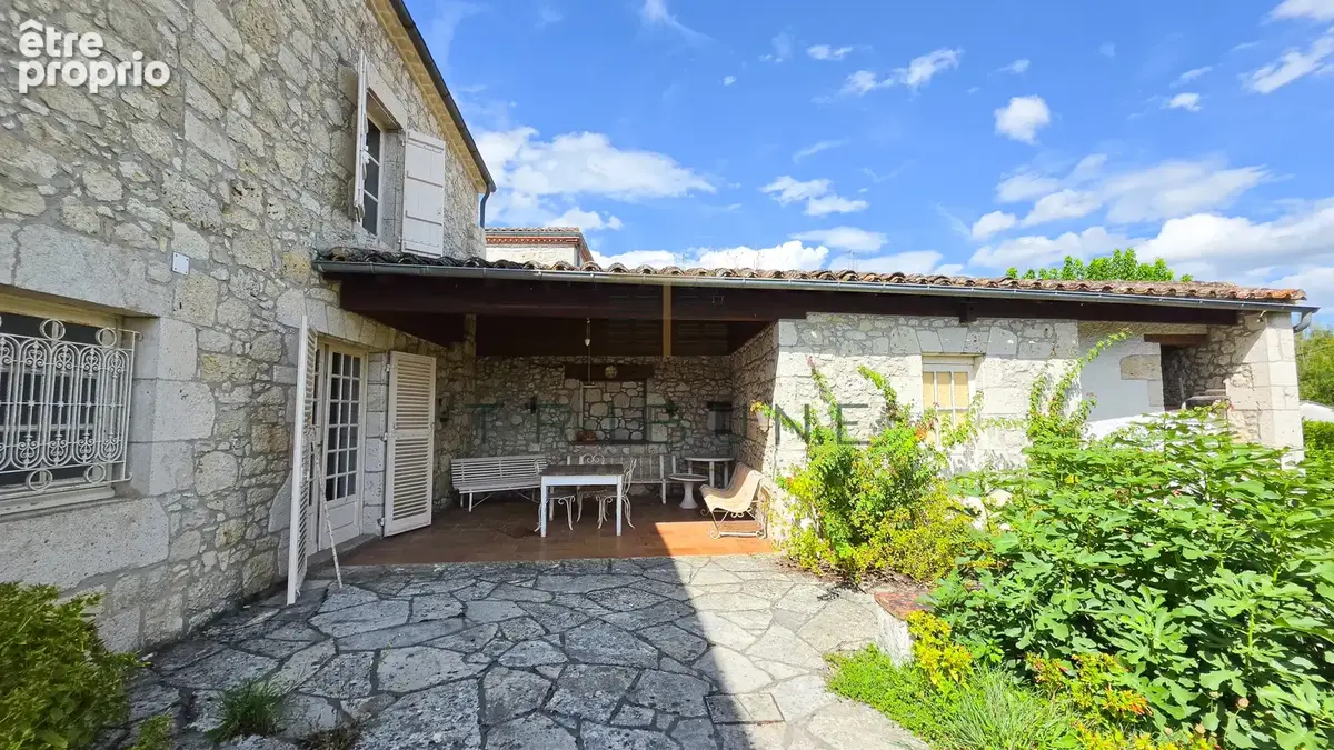 Maison de village en pierres de 230m2 avec jardin et garage - photo 14