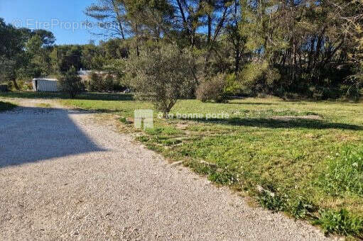 Terrain à VENTABREN