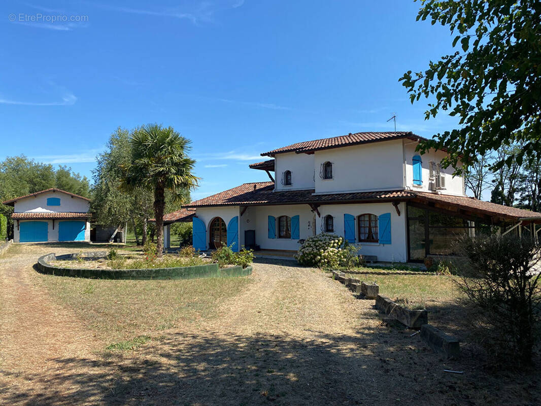 Maison à CARCARES-SAINTE-CROIX