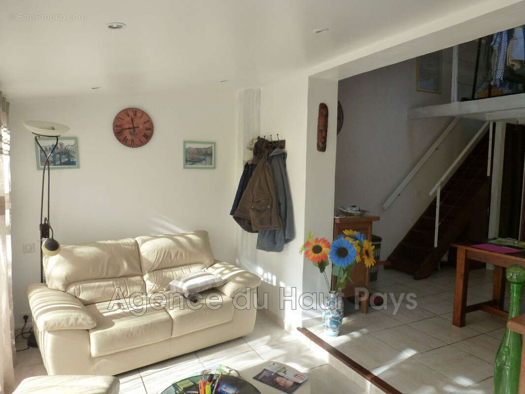 Maison à SAINT-CEZAIRE-SUR-SIAGNE