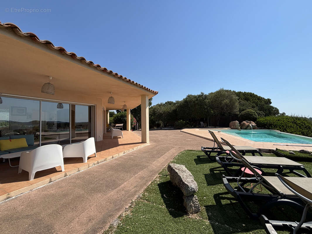 Villa de 176m2  sur 2 niveaux avec piscine et vue panoramique sur la mer et le golfe de Porto Vecchio - photo 2