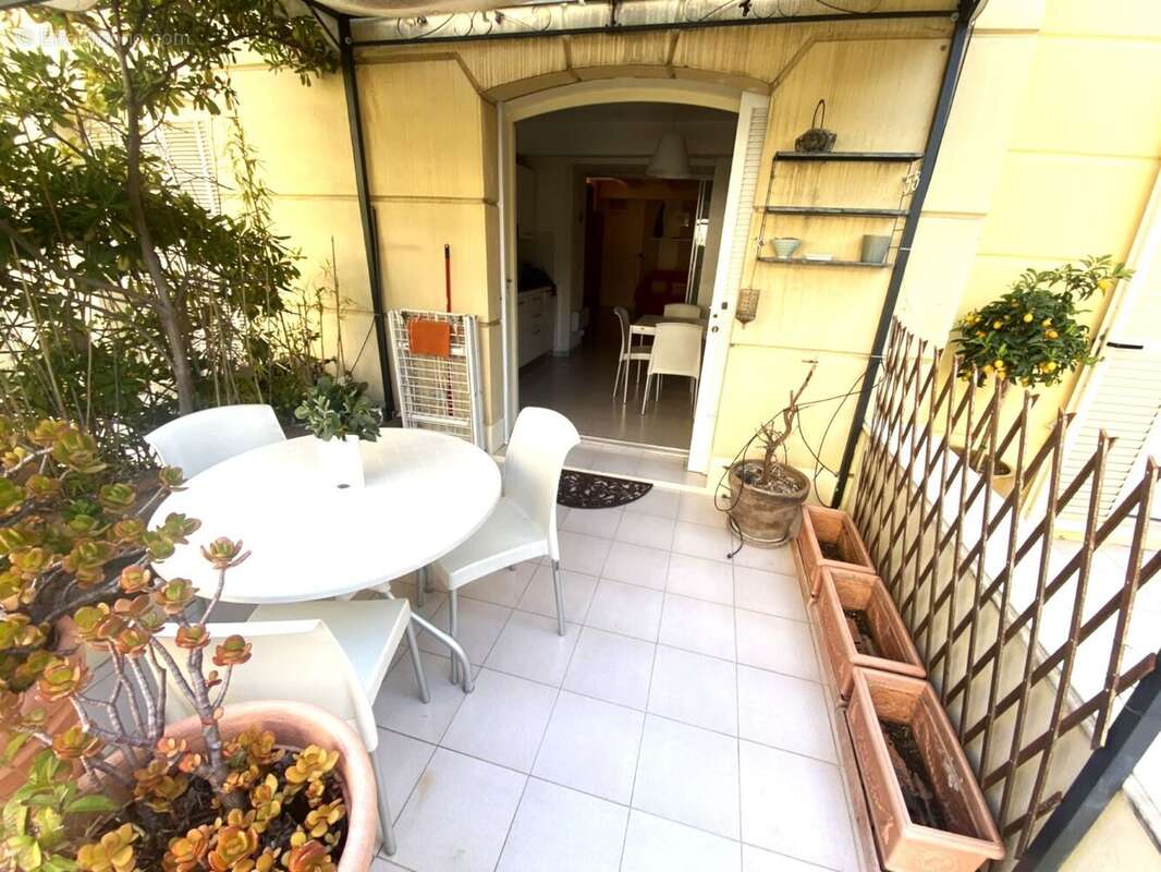 Menton Avenue Boyer/Jardins Bioves  grand studio T1 + terrasse - photo 4