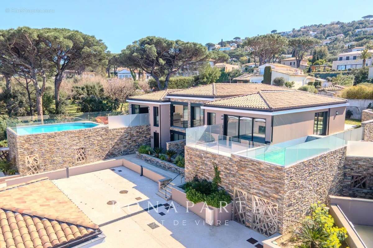SAINT-TROPEZ GASSIN Exclusivité : Superbe villa-appartement en duplex avec vue mer exceptionnelle - photo 4