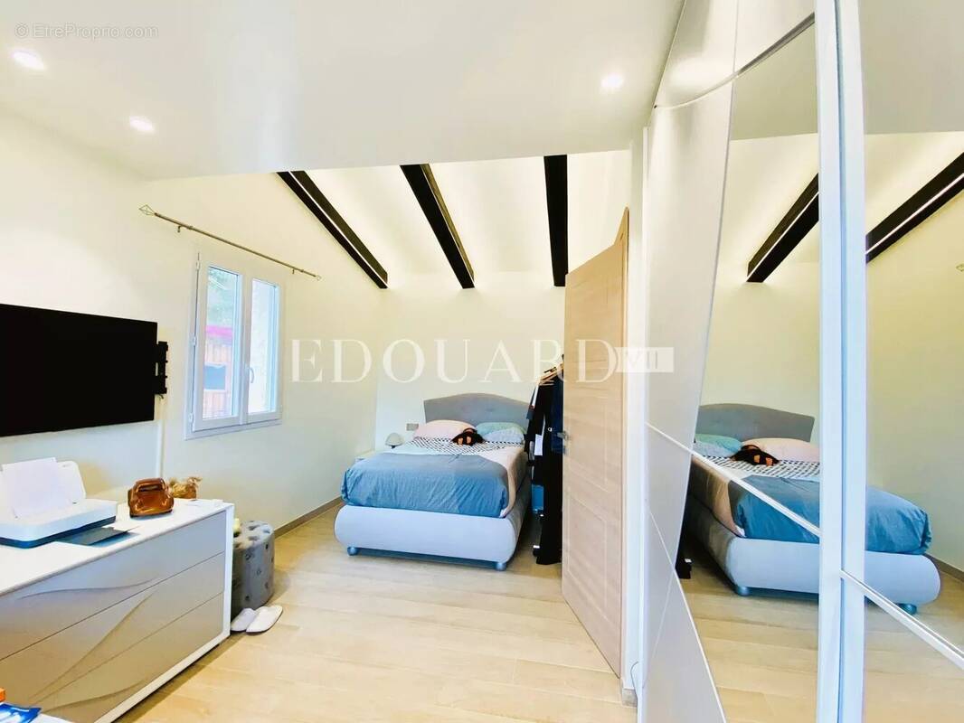 Splendide propriété de 300 m² en excellent état avec home cinéma, superbe piscine et pool house - photo 17
