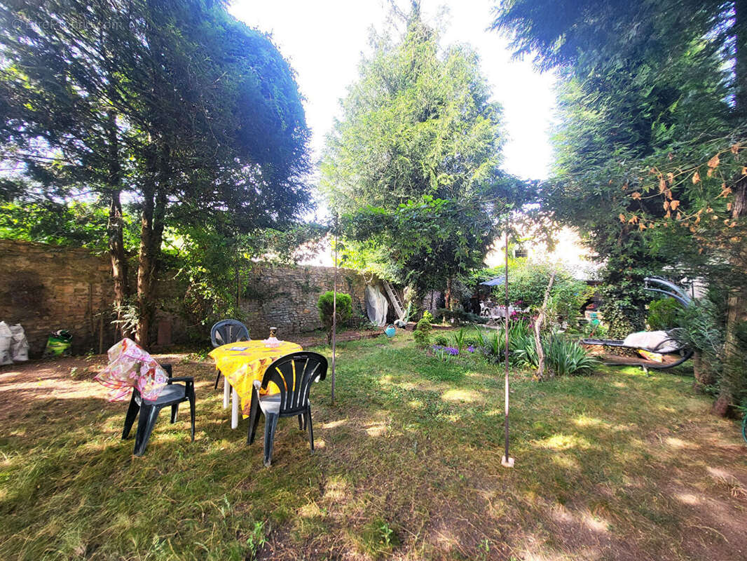 Maison du XVIII ème - 222m2 - 7 pièces - 1 place de stationnement - 1 jardin avec terrasses - photo 10