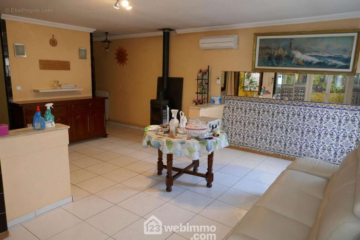 Habitation principale RDC vue 3 : Pièce de vie 28,51m² - Maison à AVIGNON