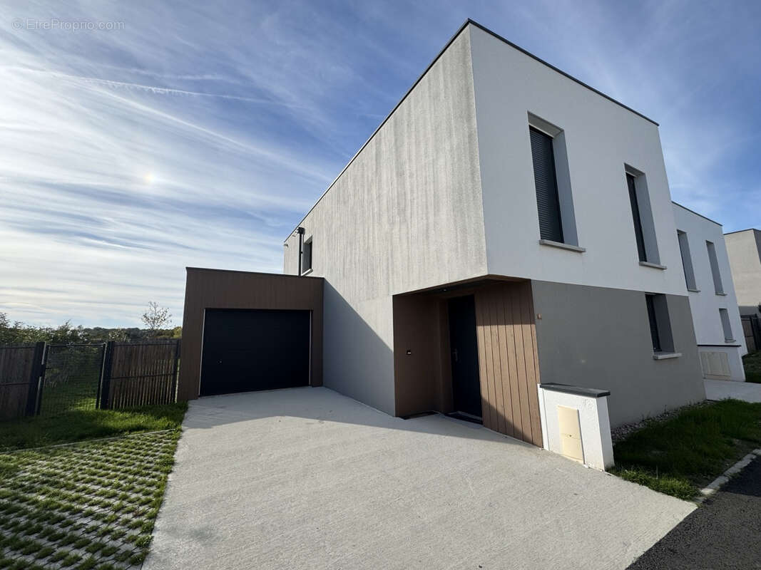 Jardin - Notaire Offert - Garage - 2 parkings - Piscine - photo 3