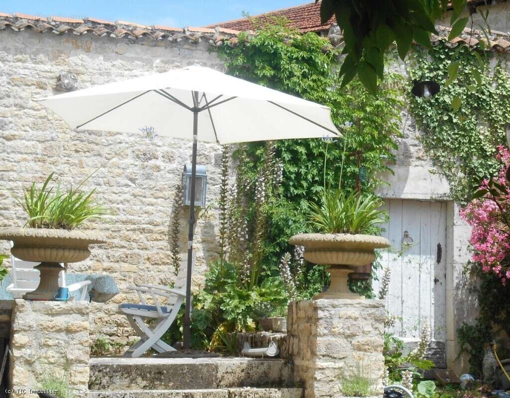 Belle Maison Sur Un Parc de 4843m² Avec Piscine - photo 23