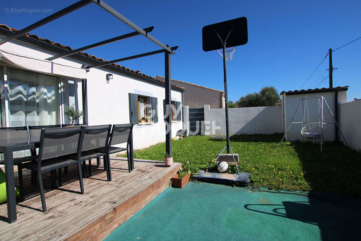 Maison à ENTRAIGUES-SUR-LA-SORGUE