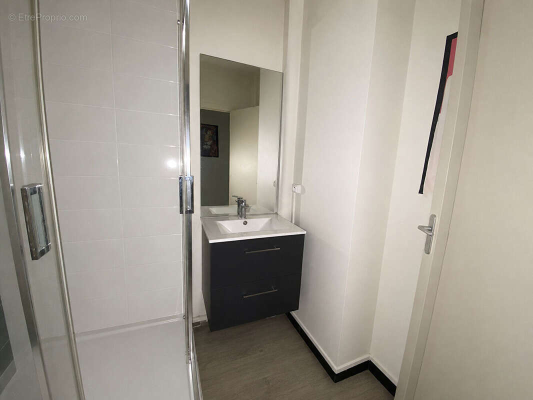 Appartement T1 34,66 m2 - Balcon, cave et ascenseur - Secteur Stade Malleval à Roanne - photo 4