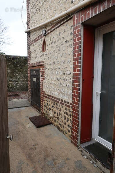 Petite maison   2 chambres   avec cour - photo 9