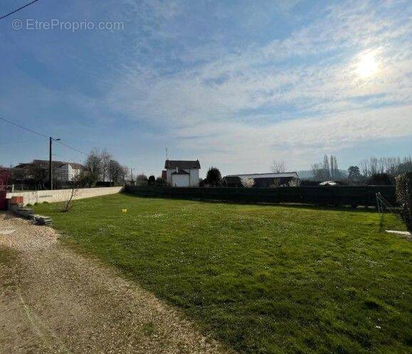 Terrain à CAMBRONNE-LES-RIBECOURT