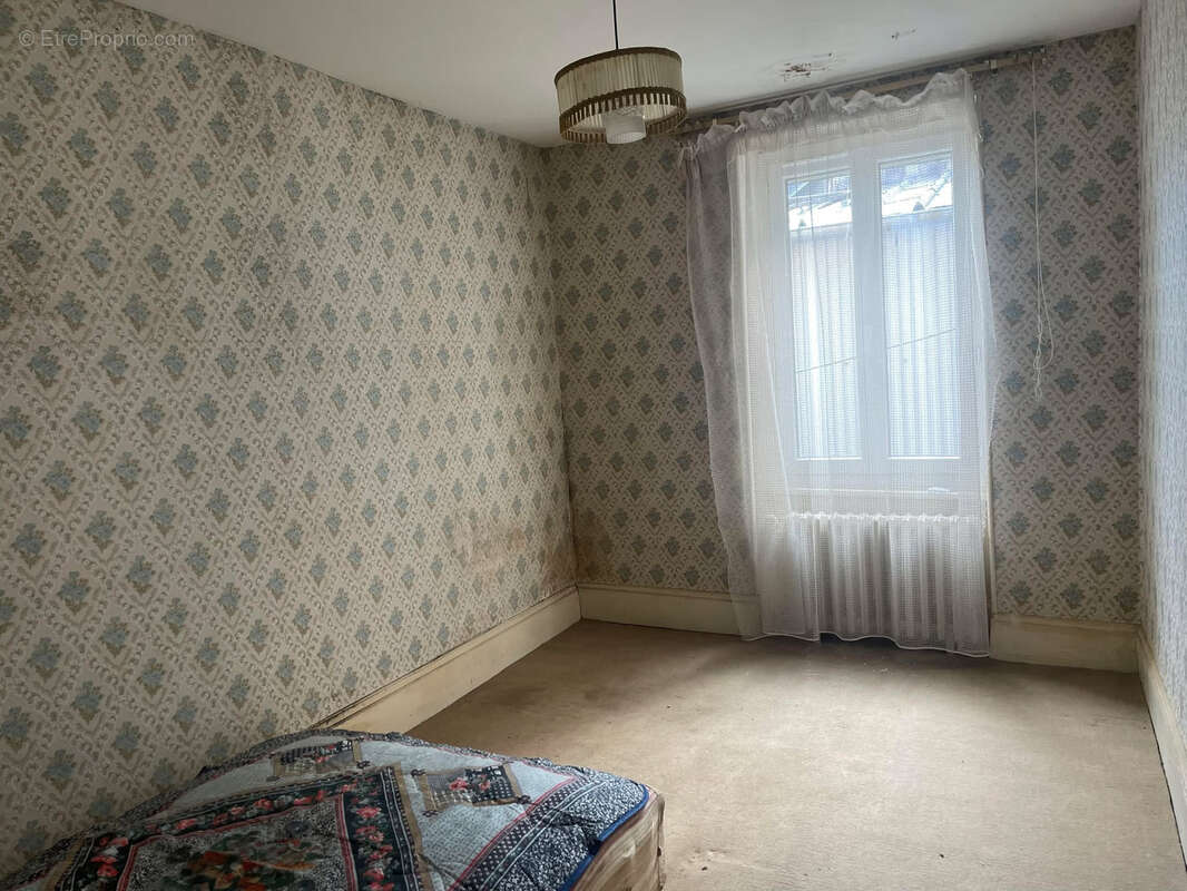 Maison à LE MAYET-DE-MONTAGNE