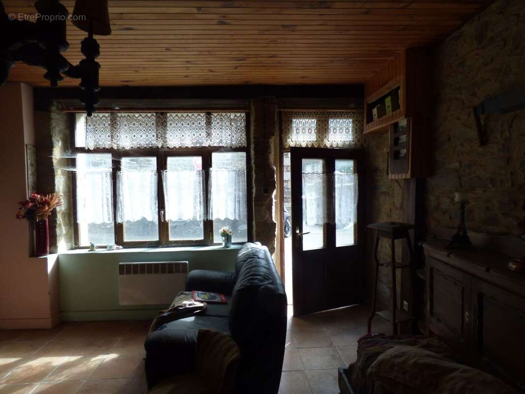 Maison à LA ROCHE-DERRIEN