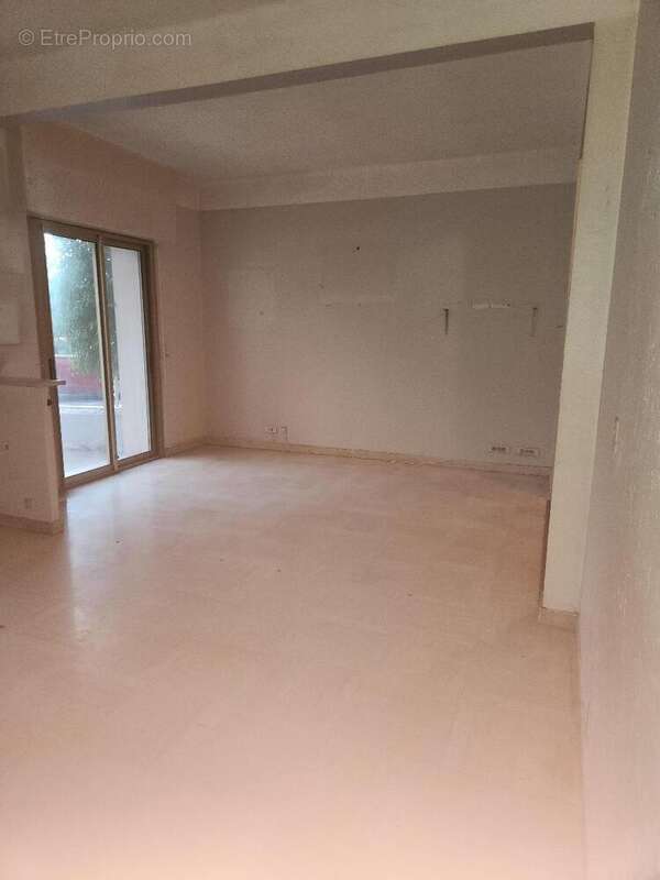   - Commerce à ANTIBES