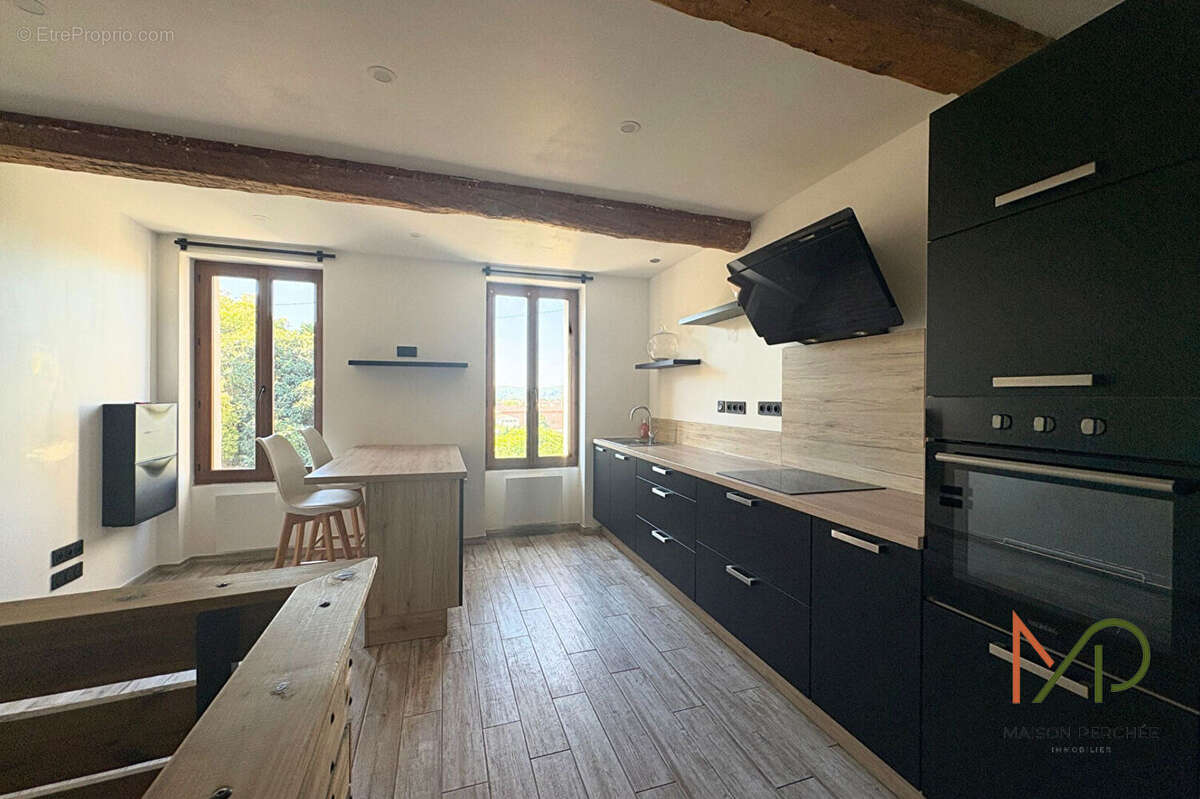 Maison de ville atypique, sur trois niveaux, entièrement rénovée de 71 m² - photo 2