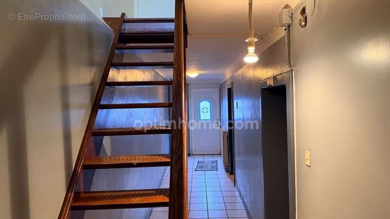 Bertrange - maison de ville de 95 m² avec 2 chambres, une terrasse ! fort potentiel ! - photo 5