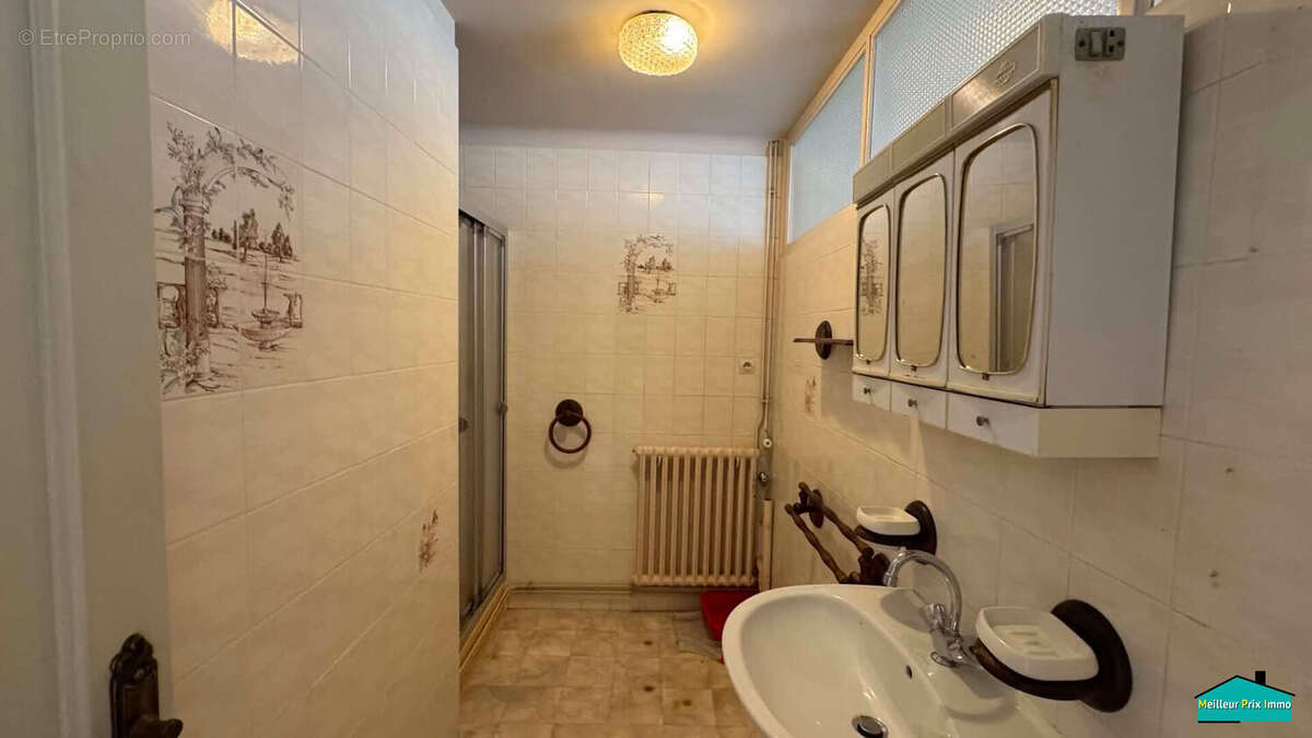 Maison de bourg de 157 m² avec jardin clos et garage - Beau potentiel - photo 7
