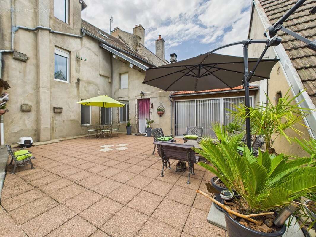 En exclusivité: SAULIEU CENTRE VILLE: Immeuble à usage de commerce et habitation - photo 2