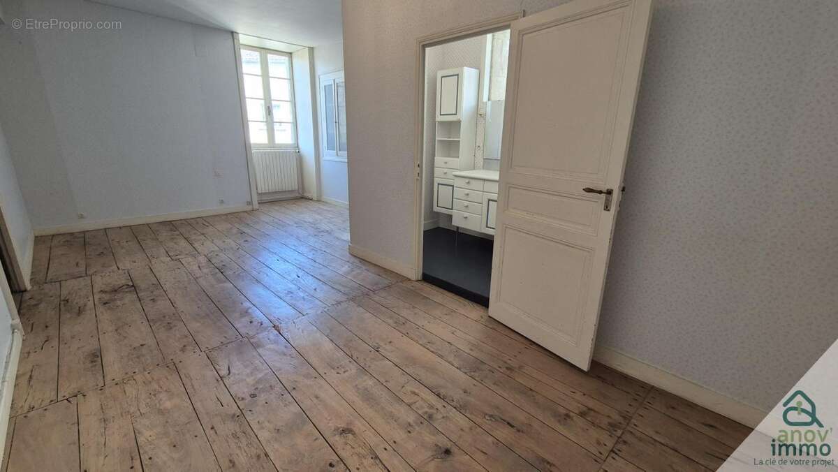 Maison à VILLEBOIS-LAVALETTE