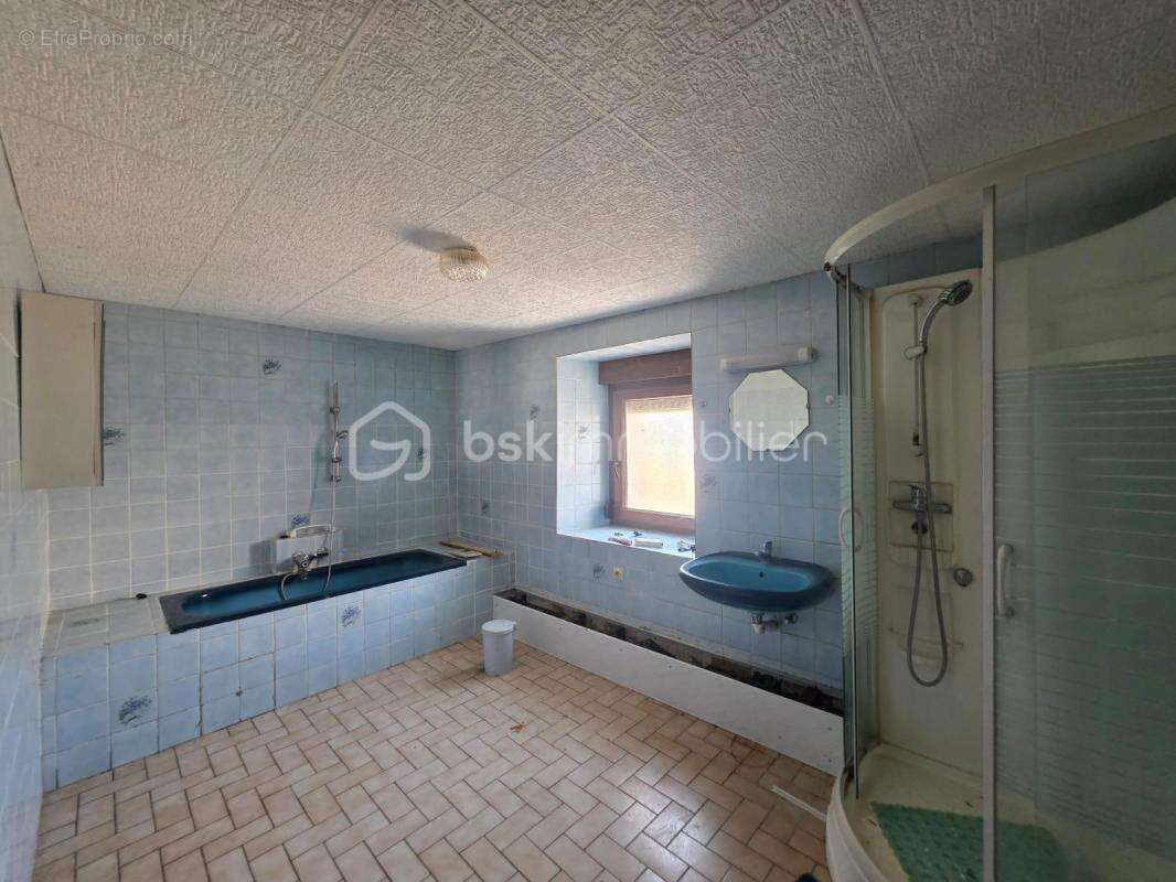 Maison individuelle de 181 m² avec fort potentiel d'aménagement - photo 7