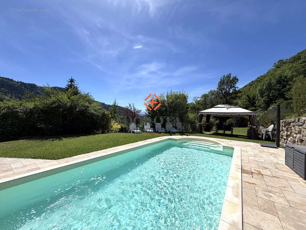 Maison 167 m² à La Combe-De-Lancey  - photo 2