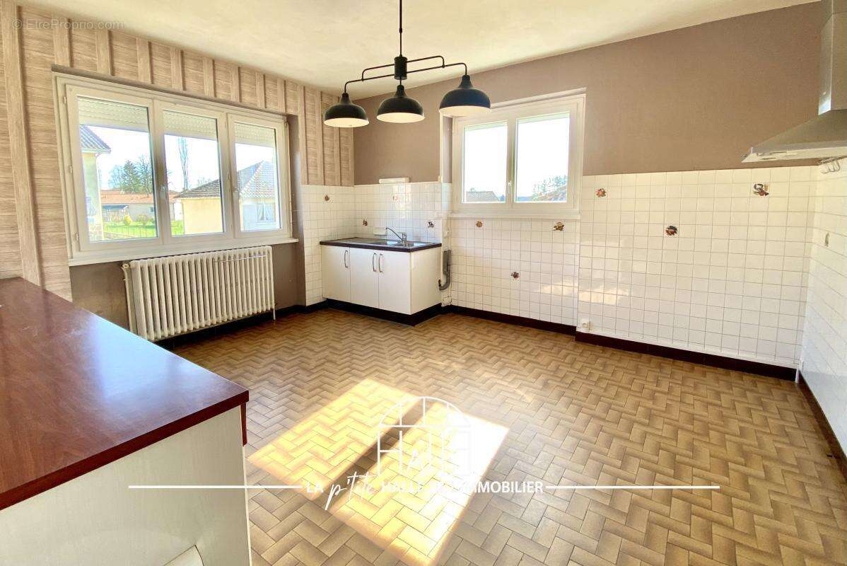 Maison 121 m² à Oradour-Sur-Glane  - photo 4