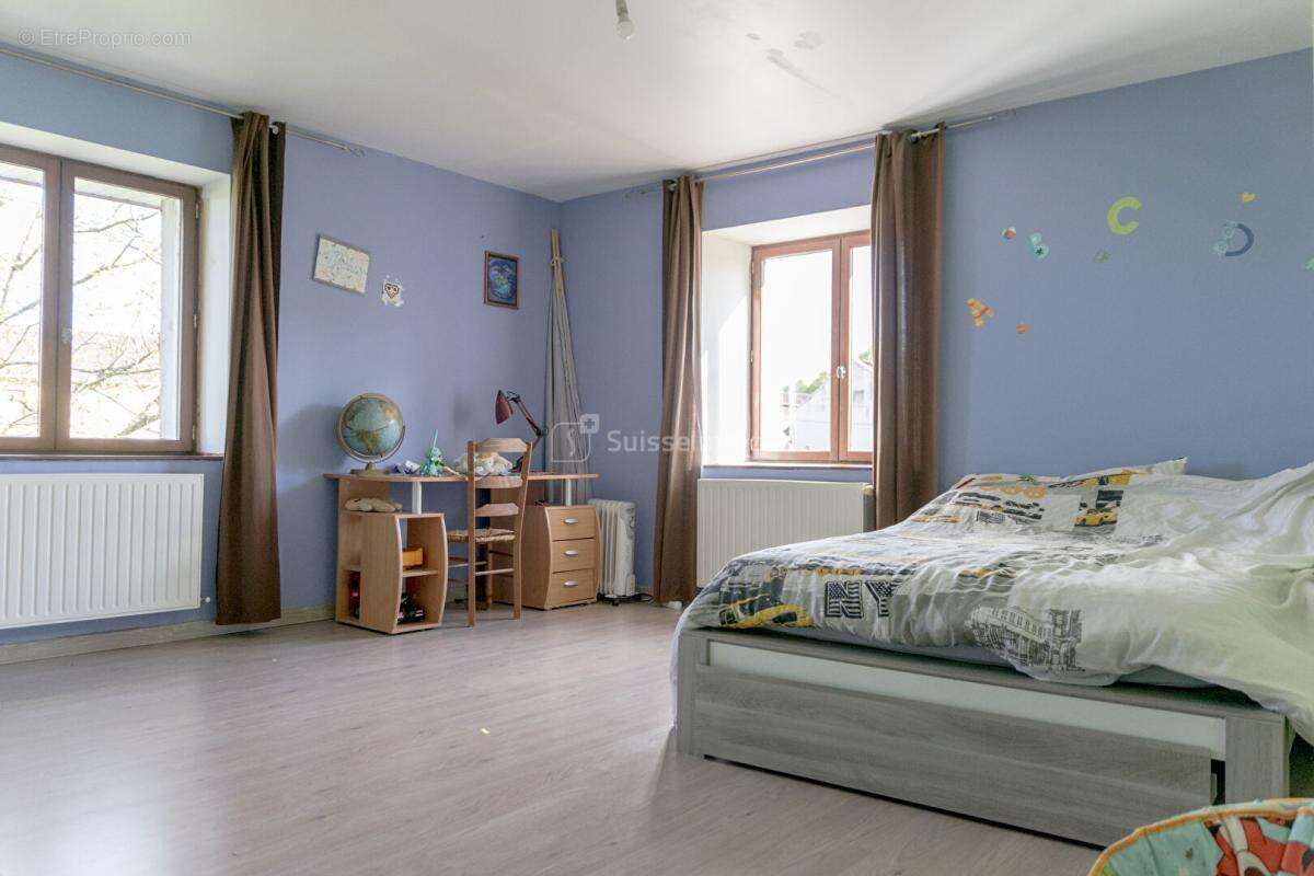 Beaux volumes pour cette maison avec agréable terrain et grande dépendance - photo 11