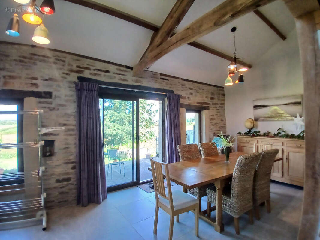 Salle a manger - Maison à SAINT-SAUD-LACOUSSIERE
