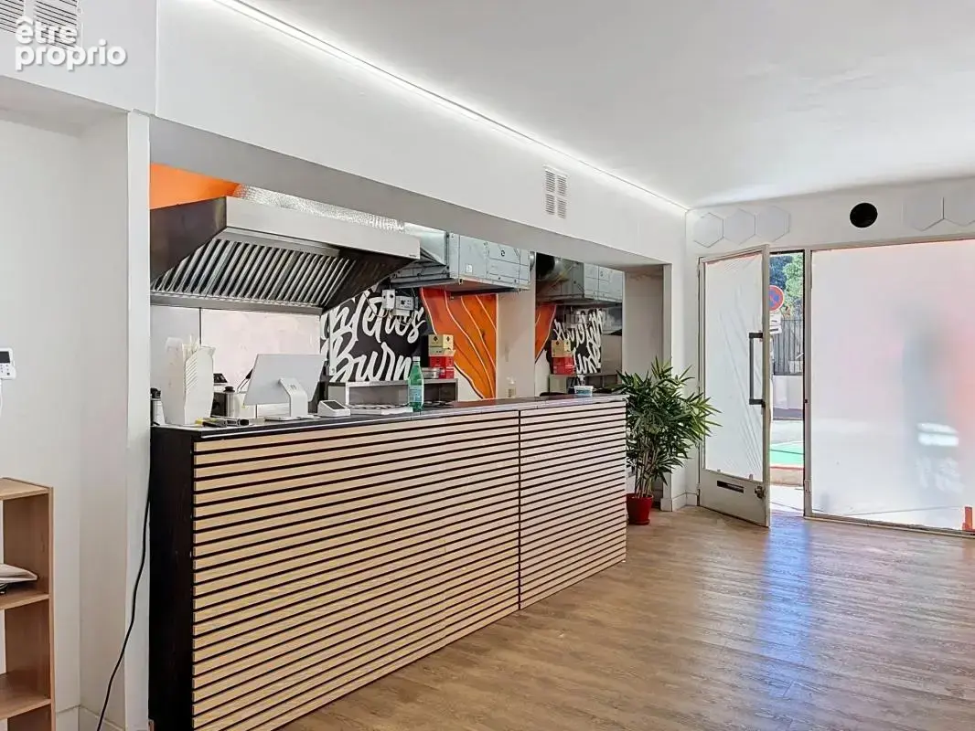 Cannes - République : Local commercial prêt à exploiter avec box - photo 3