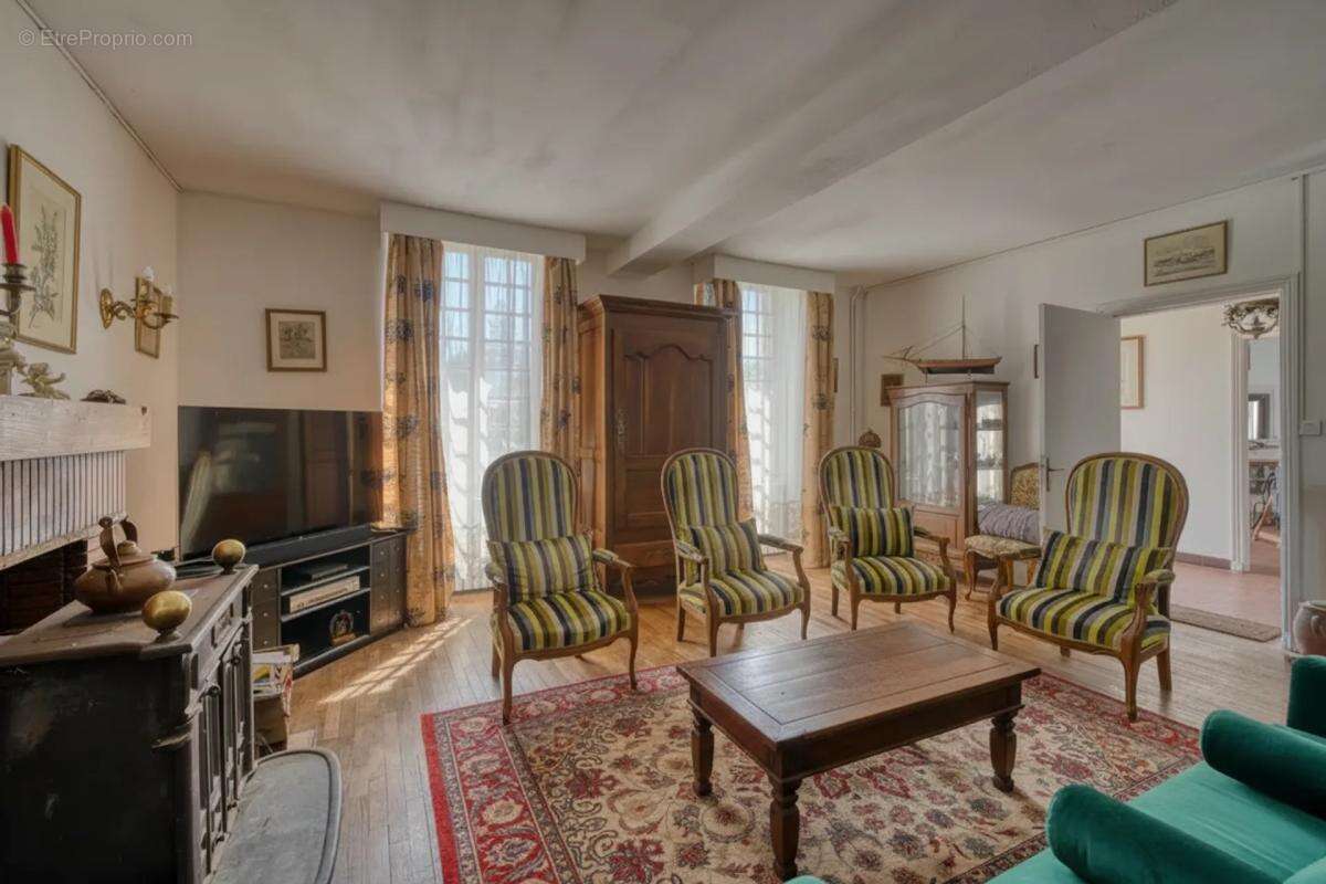 Maison de 8 pièces de 244 m² à Saint-Sever-de-Saintonge - photo 3