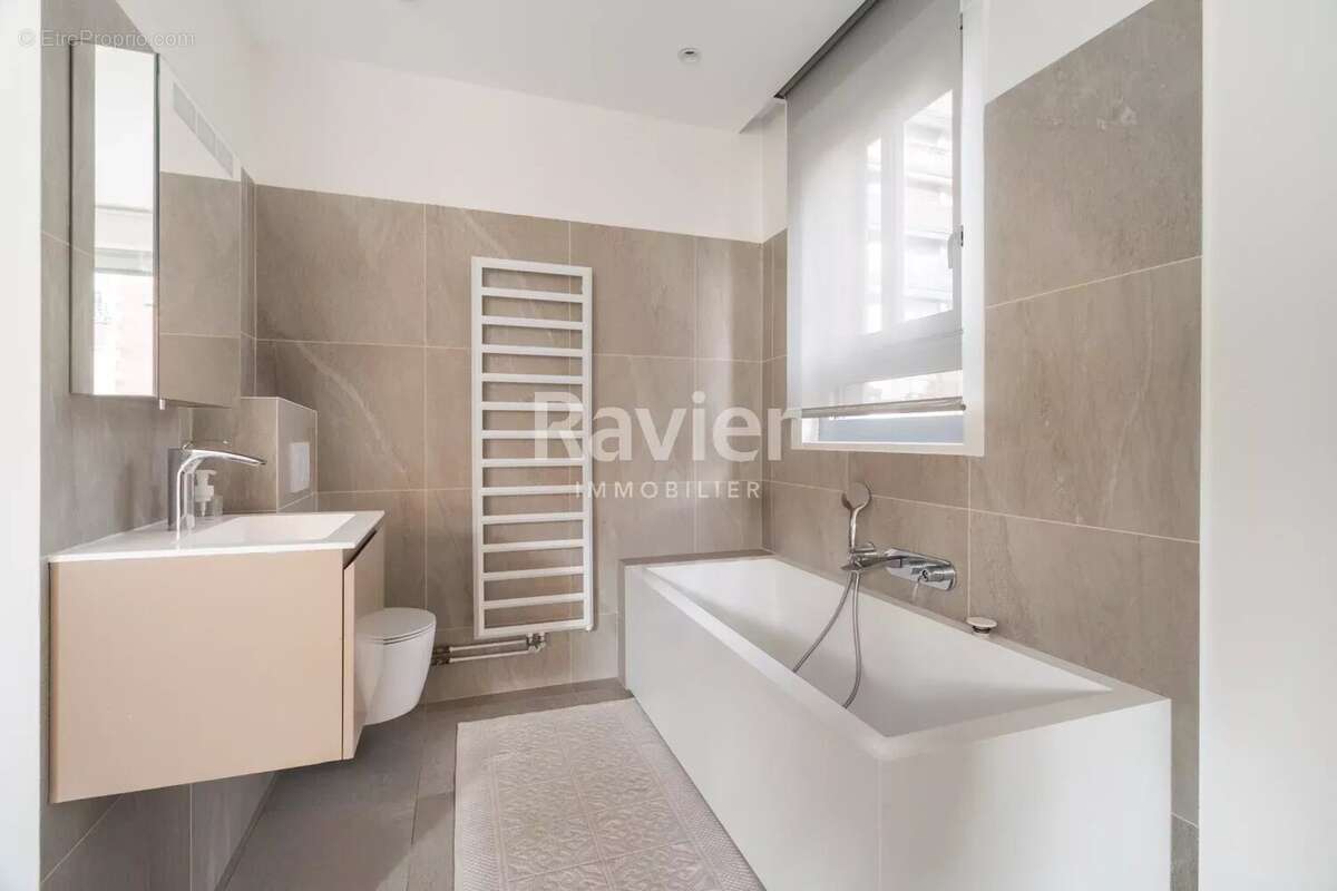 Appartement à PARIS-16E