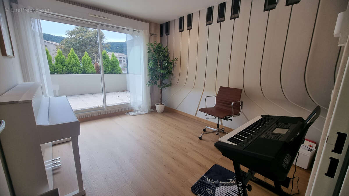 Appartement à SOLLIES-PONT