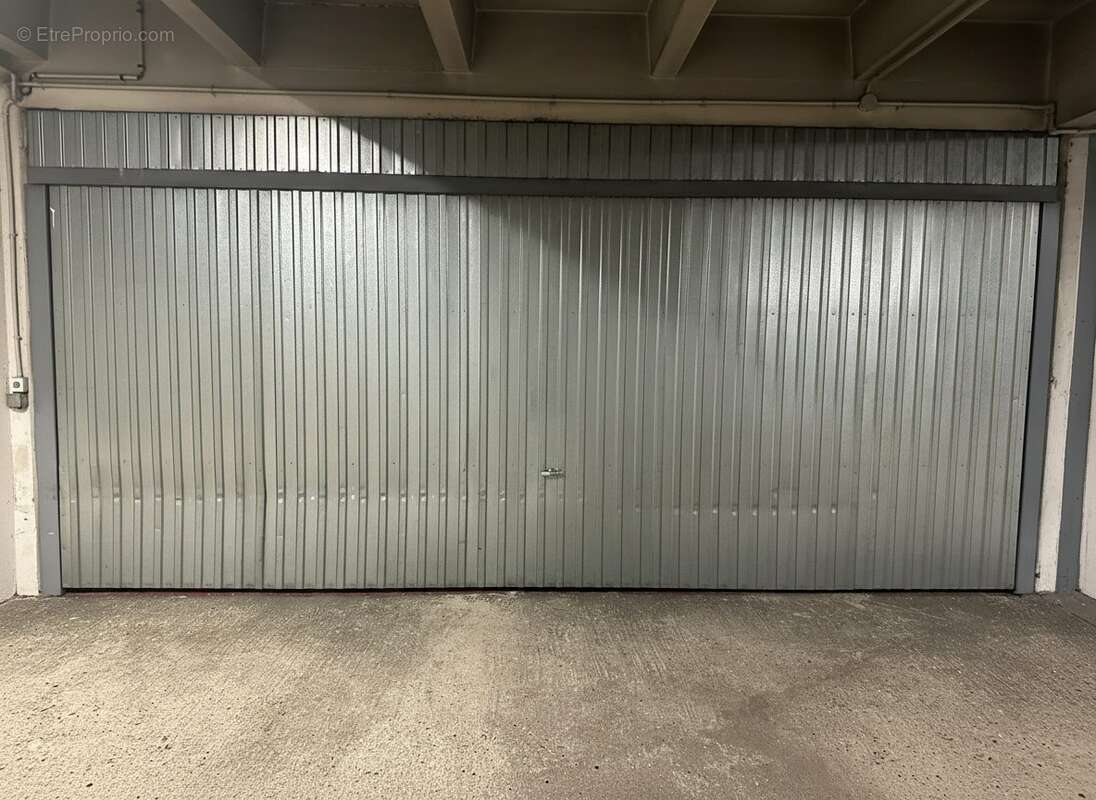 Fermeture manuelle sécurisée - Parking à NEUILLY-SUR-SEINE