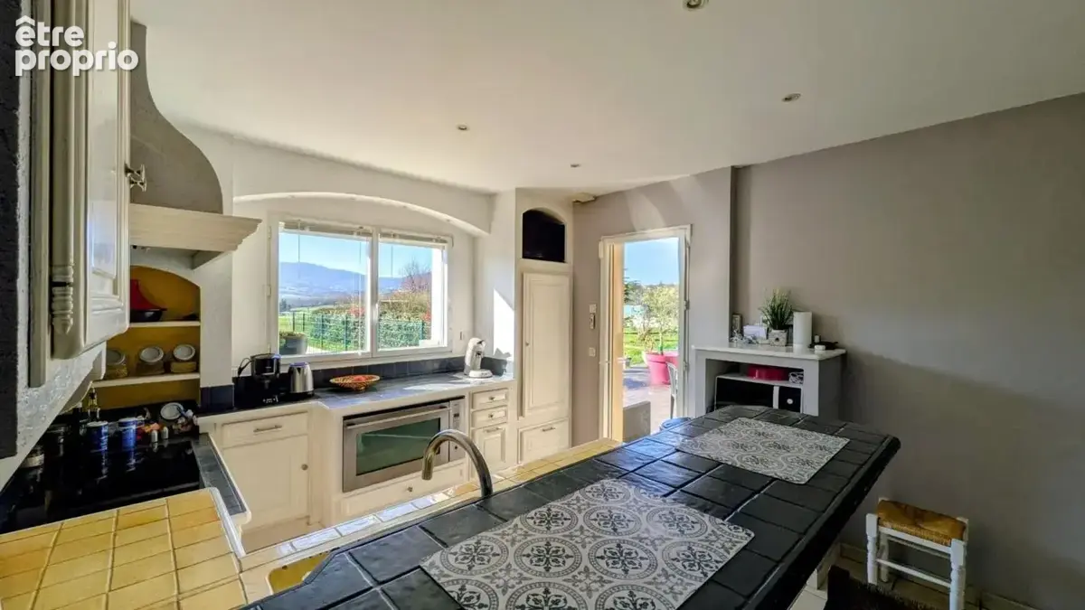 Villa familiale de 212m² - vue Monts du Lyonnais - calme absolu - piscine - grand terrain - photo 9