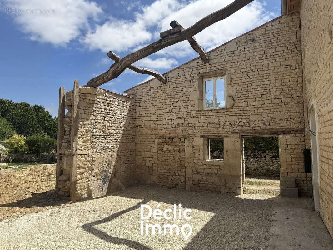La Rochénard (79)  Maison en pierre entièrement rénovée  121 m²  Environnement calme - photo 11