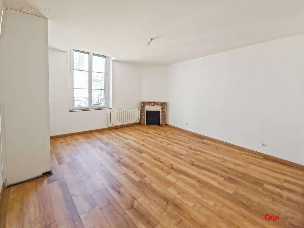  Maison de ville de 4 pièces – Fort potentiel, cour et dépendance  Idéalement située au cœur d'une commune dynamique, découvrez  - photo 8