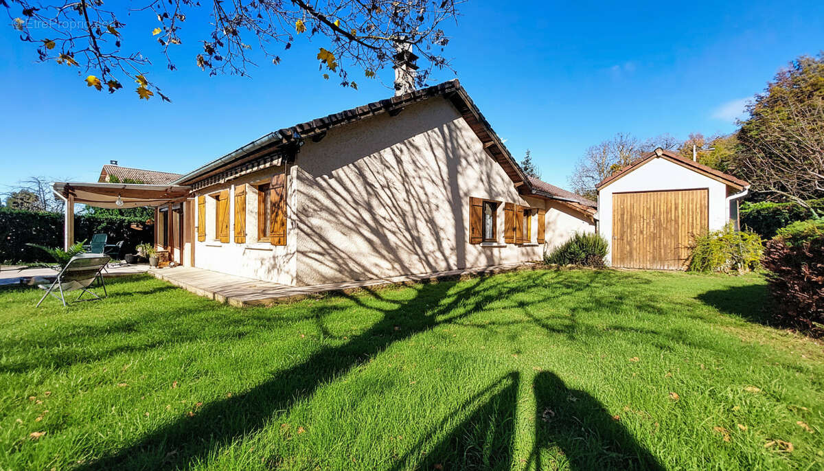 Maison - Plain pied - 3 Chambres - Garage - Jardin entièrement plat - Au calme - Proche centre village - photo 3
