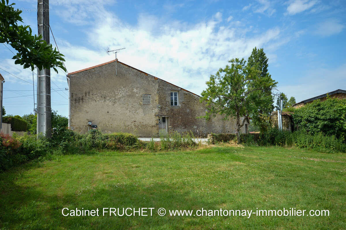 Axe CHANTONNAY - ESSARTS-EN-BOCAGE - Grande maison de caractère offrant beaucoup de potentiel - photo 13